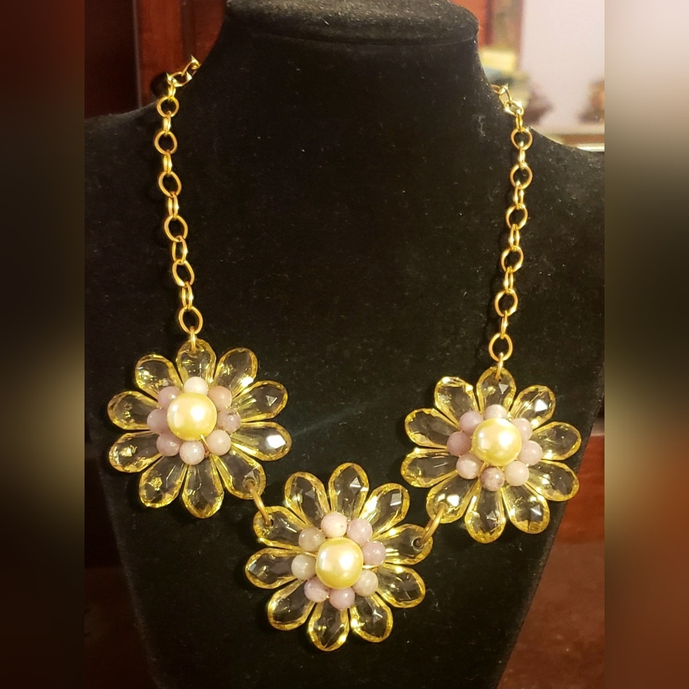 🛍🎀Anthropologie Y2K Vintage Lenora Dame Flower Lucite Statement necklace🎀🛍